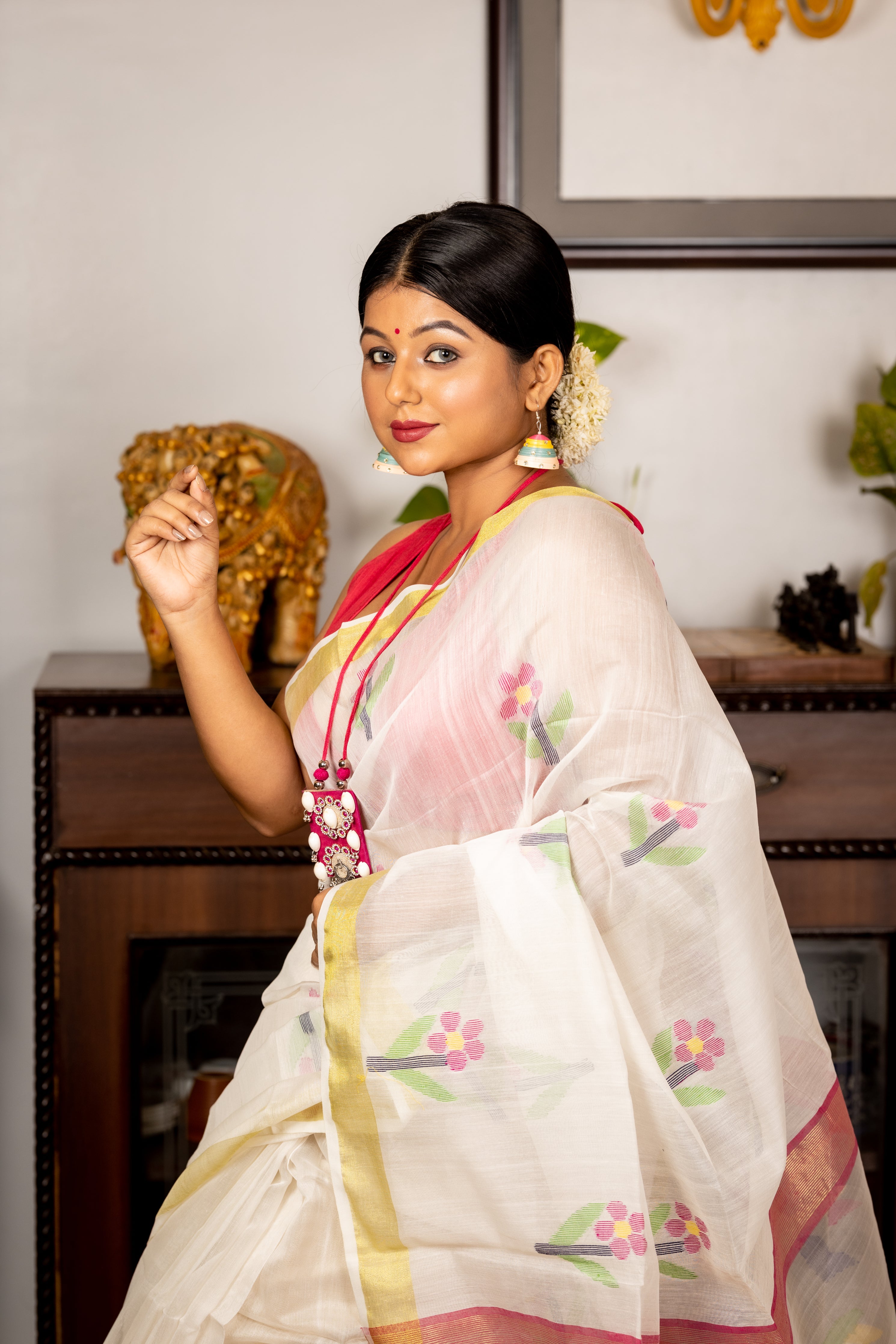 Laboni || White Muslin Saree with all over Floral Jamdani Buta & Pallu and Golden Zari Border & highlights