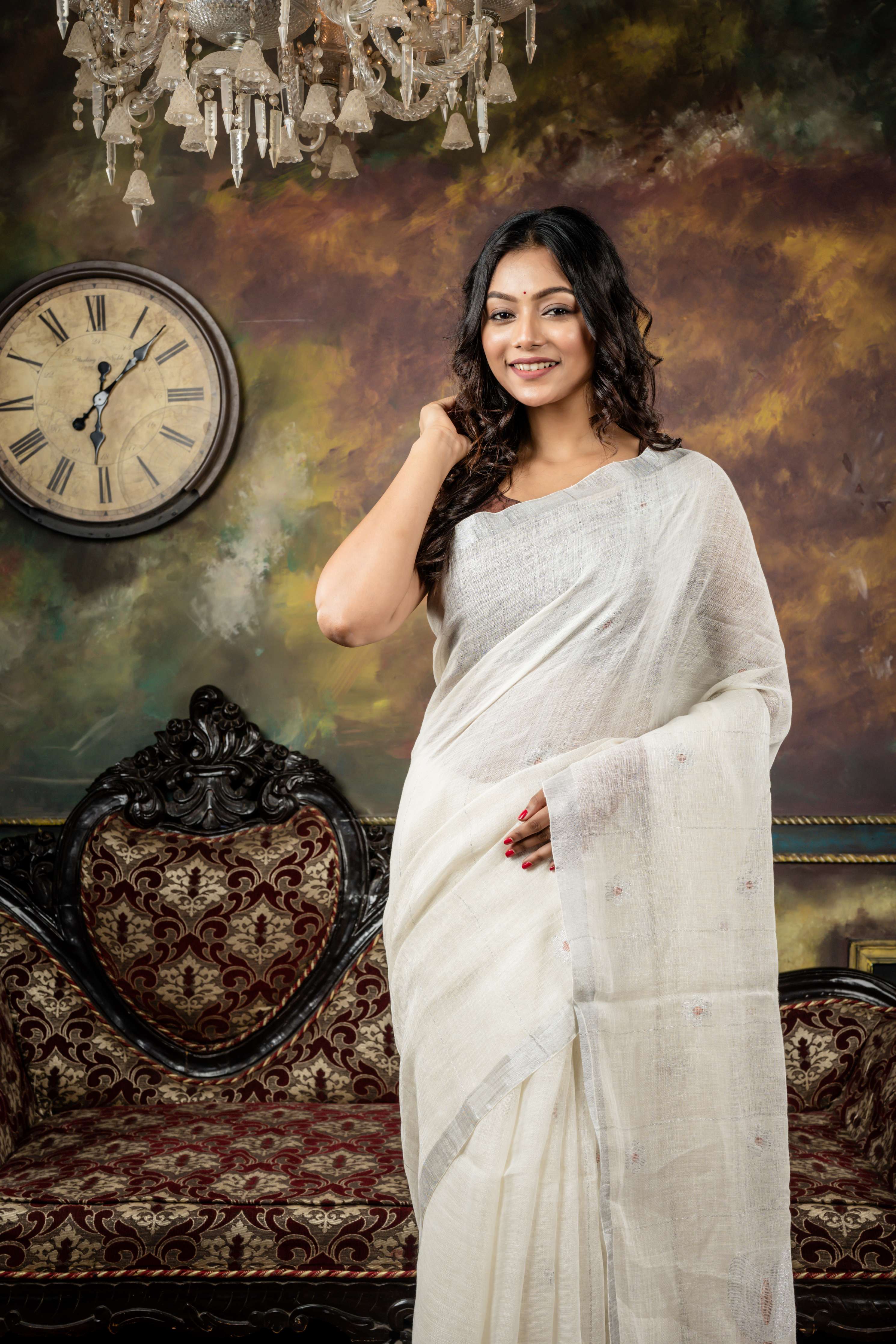 Shweta || Off-White Linen Bengal Handloom Saree with all over Copper & Silver Zari Floral Jamdani Buti, Silver Zari plain Border and Floral motif Pallu