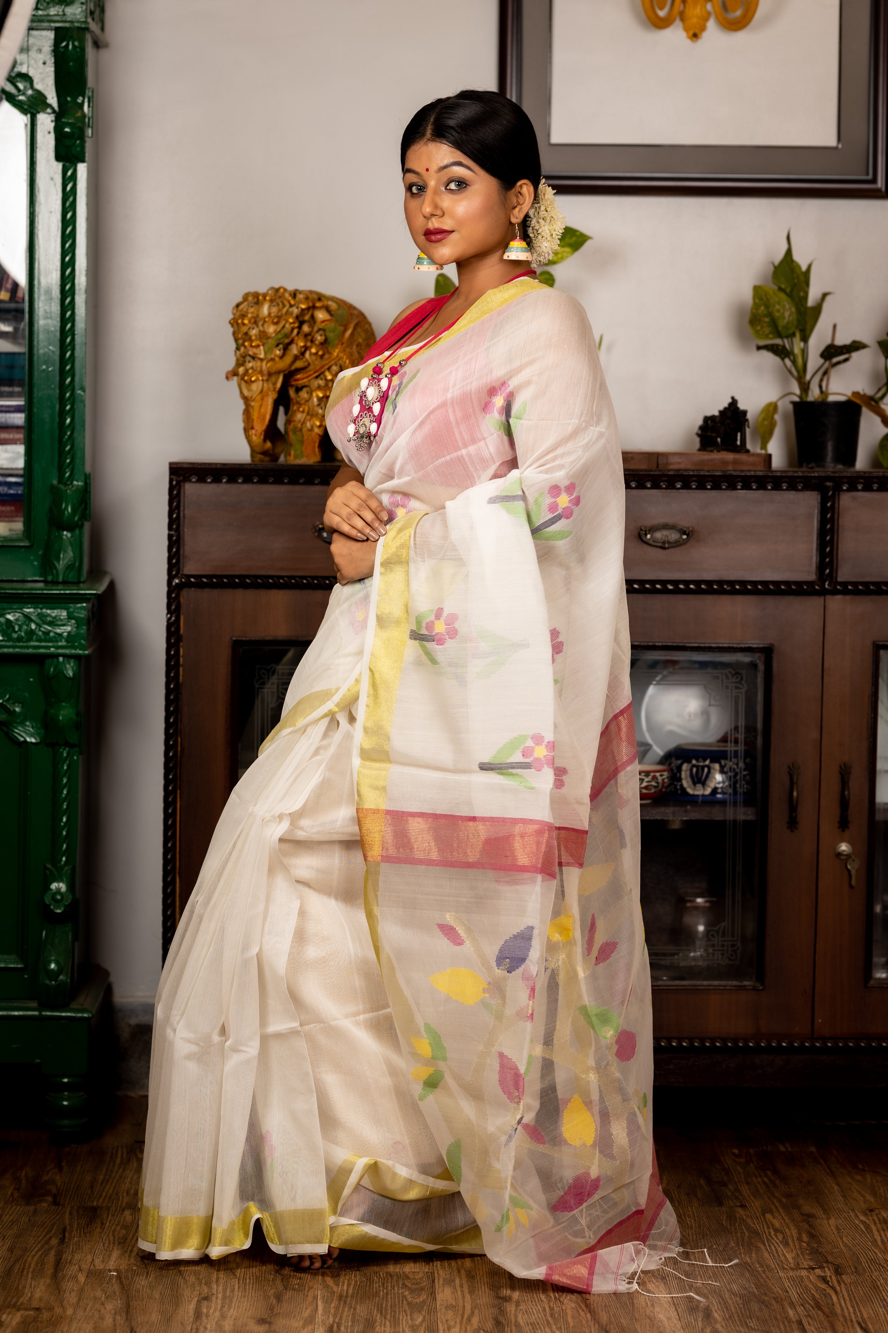 Laboni || White Muslin Saree with all over Floral Jamdani Buta & Pallu and Golden Zari Border & highlights