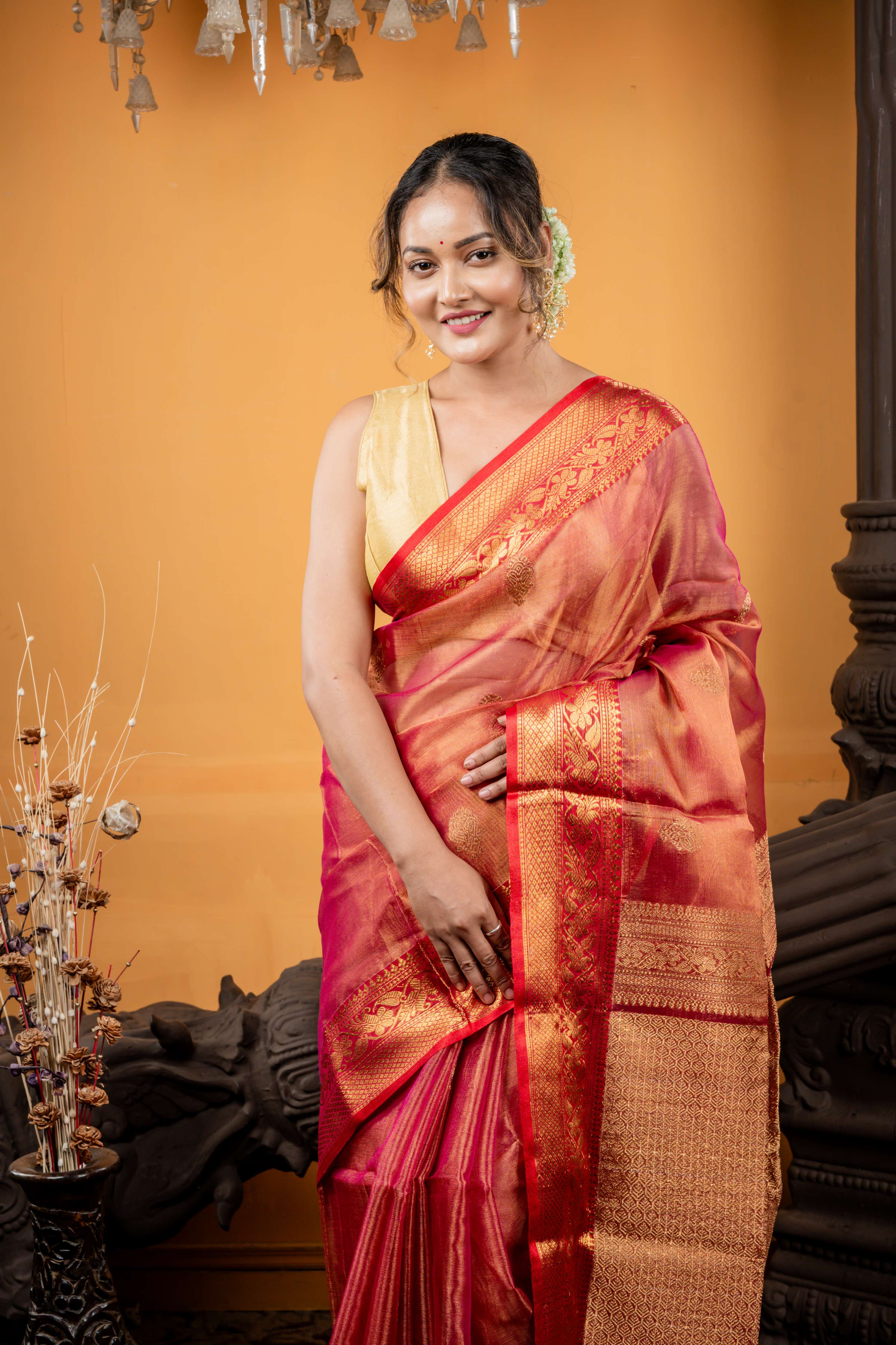 Bonhi || Metallic Magenta & Antique Gold dual tone Muslin Banarasi Bengal Handloom Saree with all over Antique Gold Zari Traditional Buta, Red Border & Brocade Pallu
